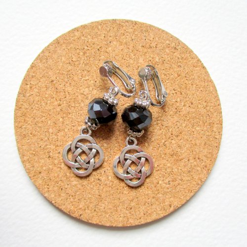 Clips boucles d'oreilles pendantes nœud quaternion et perle en verre noire