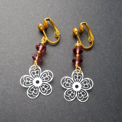 Clips boucles d'oreilles fleuries délicatement blanche