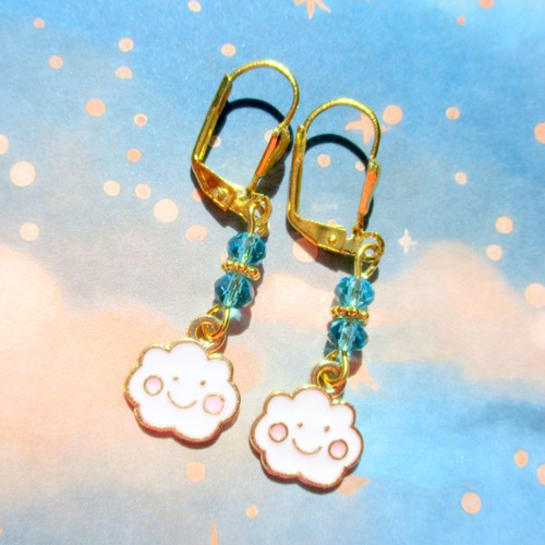 Boucles d'oreilles pendantes petit nuage souriant. crochet dormeuse sécurité pour oreilles percées
