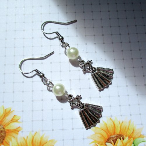 Crochet boucles d'oreilles robe et perle blanche nacrée