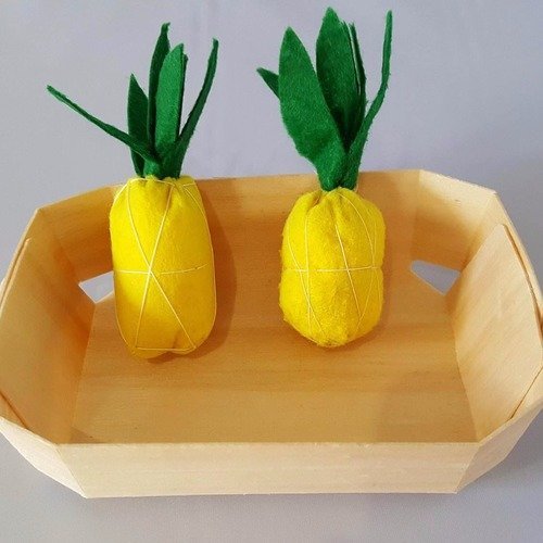 1 ananas en feutrine - dinette - aliments - marchande 