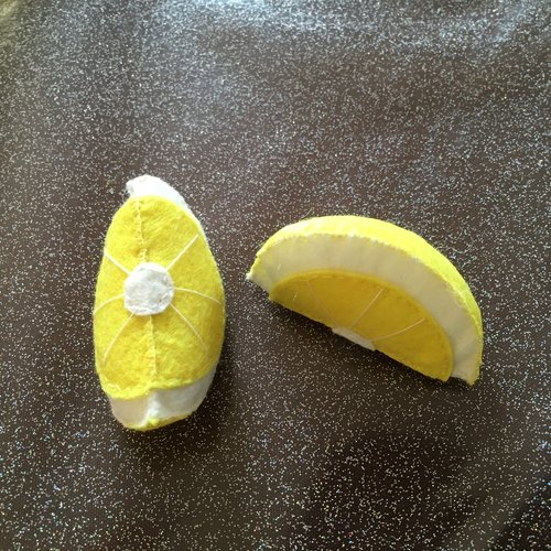 1 citron en feutrine - dinette - aliments - marchande 