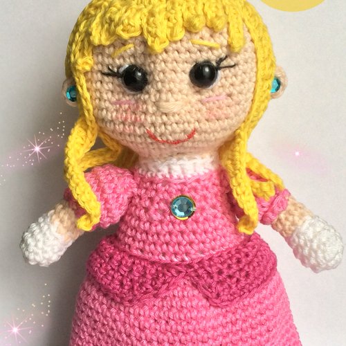 Amigurumi princesse peach de super mario, création en crochet