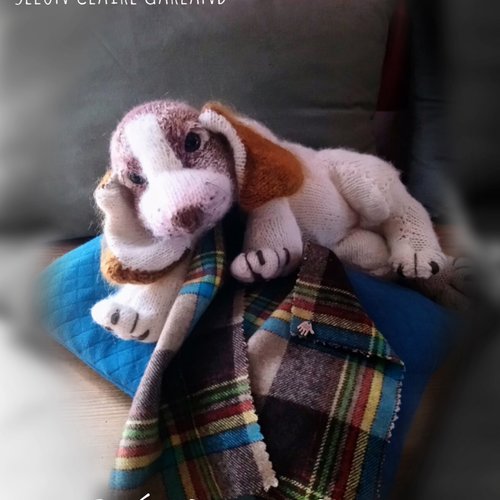 Sur commande. chien beagle en tricot réaliste selon claire garland avec coussin et couverture