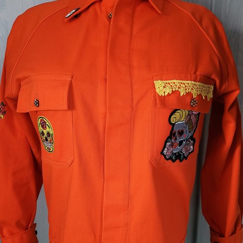 La veste orange customisée style "skull".