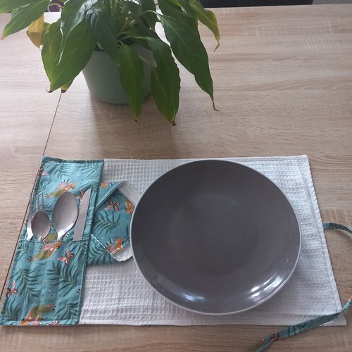 Set de table range couverts + seviette