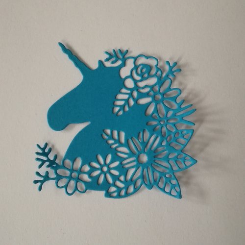 N°366 découpes d'une licorne " fleurie " en papier bleu