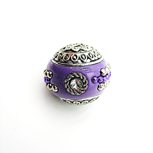 Perle indonésienne, faite main, sur fond violet avec strass blanc