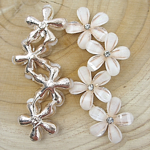 Cabochon fleur en résine blanche et or 54 mm
