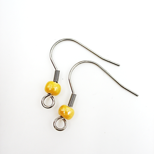 2 supports crochets boucles d'oreilles en acier inoxydable et perles jaune moutarde