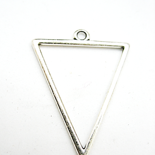Pendentif ou breloque triangle argenté 34x27mm