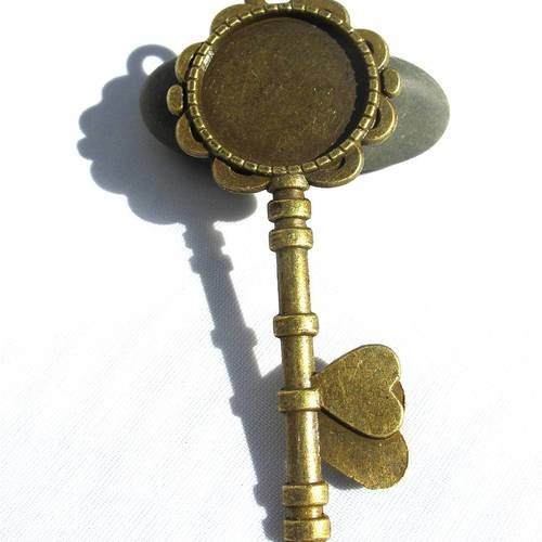 Pendentif breloque clef bronze coeurs support pour cabochon de 20 mm