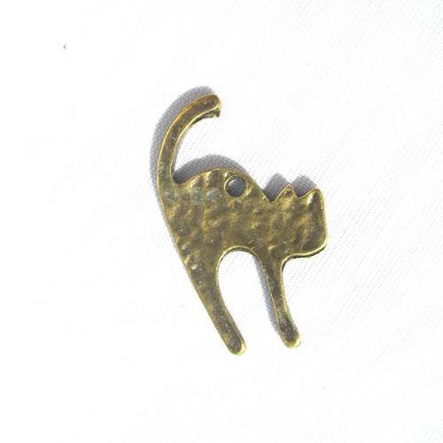 Breloque chat bronze au dos rond 