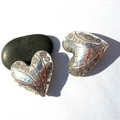 2 perles coeurs en métal argenté de style tibétan de 30 mm gravées