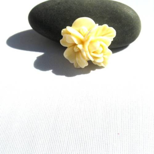 Cabochon fleur résine blanc cassé pastel