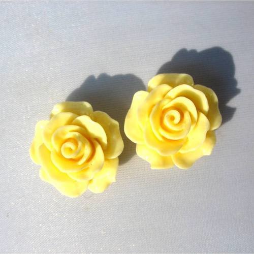 2 perles fleur en résine jaune pâle18 mm