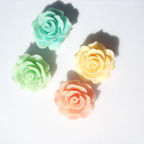 4 perles fleur en résine rose, chair, bleu et vert d'eau  18 mm