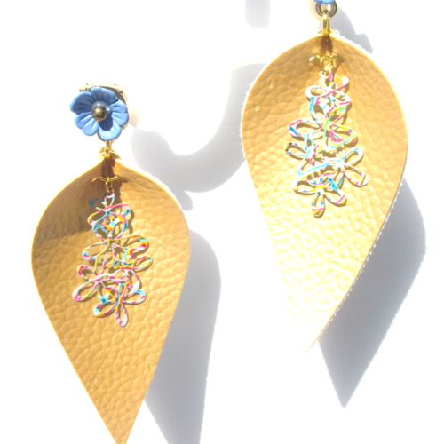 Boucles d'oreilles feuilles dorées en simili cuir  avec puces dorées et fleur bleu
