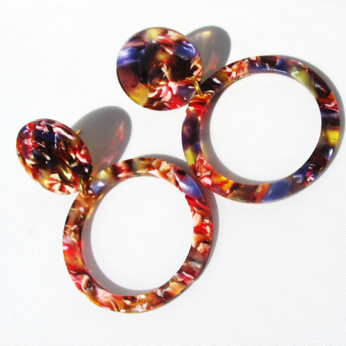 Boucles d'oreilles résine multicolore sur supports en acier inoxydable doré