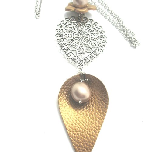 Sautoir feuille bronze, perle de culture d'eau douce rosée, cuir  sur chaine en acier inoxydable