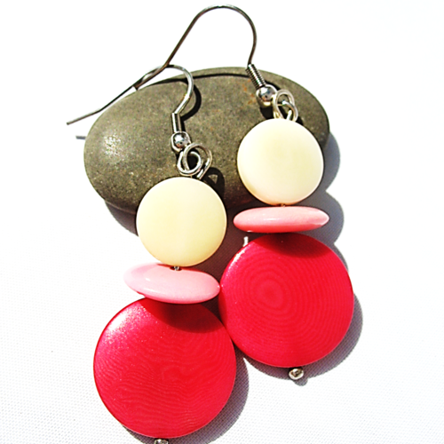 Boucles d'oreilles en ivoire végétal tagua  fuchsia , rose et blanc sur supports en acier inoxydable