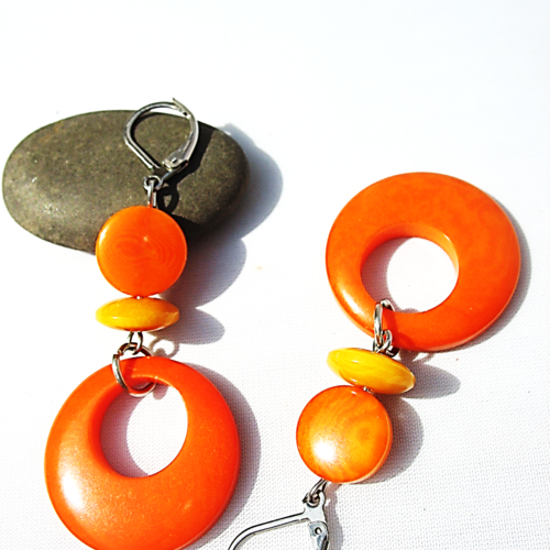 Boucles d'oreilles en ivoire végétal tagua orange et jaune sur supports dormeuses en acier inoxydable