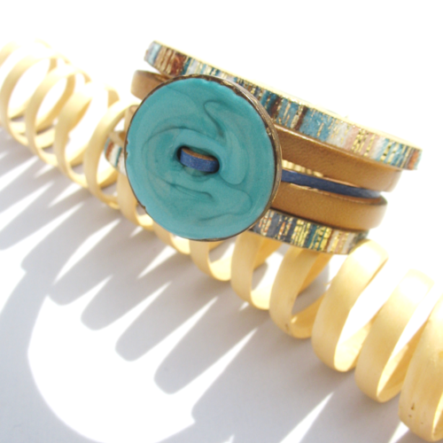 Bracelet cuir beige marron et turquoise bouton  émaillé turquoise fait main fermoir magnétique
