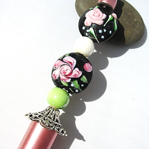 Stylo à bille rose et vert avec perles en verre fleuries peintes à la main