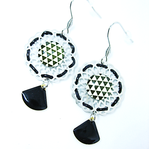 Boucles d'oreilles noires et blanches estampes et supports en acier inoxydable