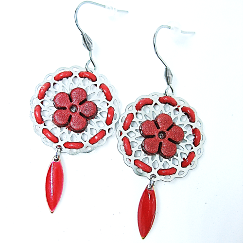 Boucles d'oreilles rouges et argentées estampes et supports en acier inoxydable