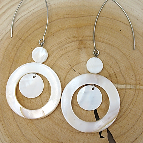 Boucles d'oreilles longues nacre blanche et acier inoxydable