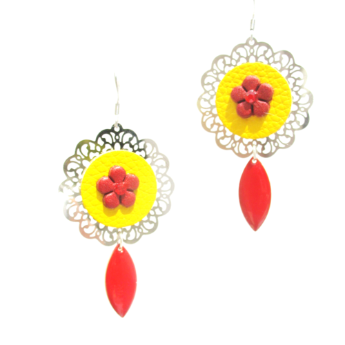 Boucles d'oreilles florales cuir jaune et rouge sur supports en acier inoxydable