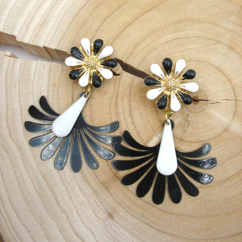 Boucles d'oreilles florales noires et blanches