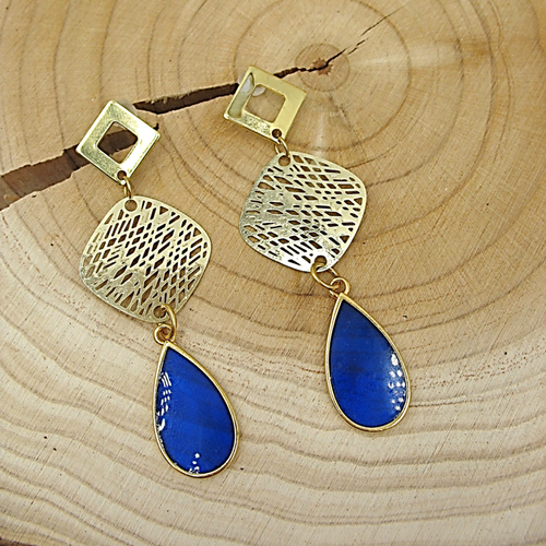 Boucles d'oreilles bleues et or sur supports en acier inoxydable