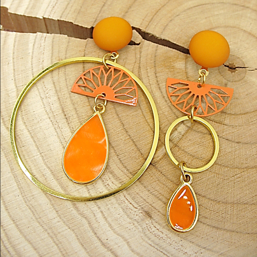 Boucles d'oreilles asymétriques or et orange sur supports en acier inoxydable