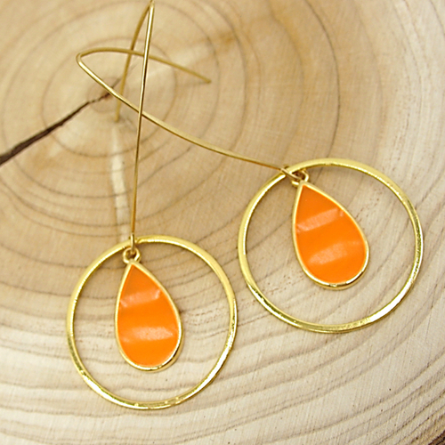 Boucles d'oreilles orange et or sur supports en acier inoxydable