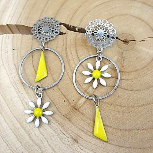 Boucles d'oreilles asymétriques florales pâquerettes