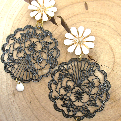 Boucles d'oreilles fleurs noires et blanches