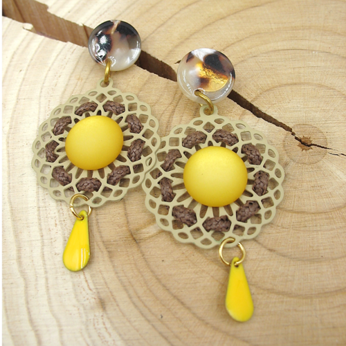 Boucles d'oreilles jaune et beige sur supports en acier inoxydable dorés
