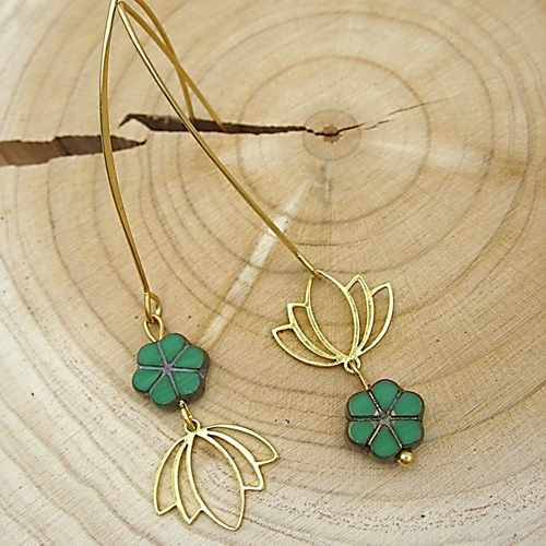 Boucles d'oreilles asymétriques fleurs vertes sur supports en acier inoxydable