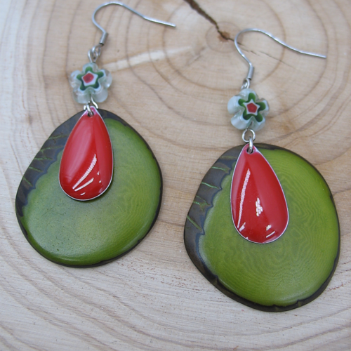 Boucles d'oreilles tagua vert et rouge sur crochets en acier inoxydable