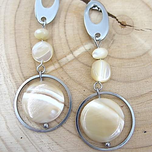 Boucles d'oreilles  perles de nacre beige