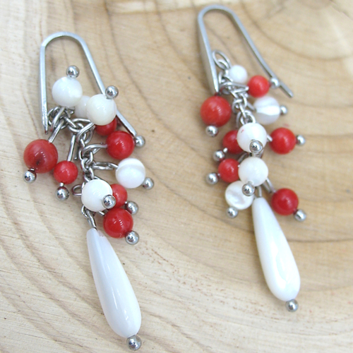 Boucles d'oreilles grappes perles de nacre blanche et corail