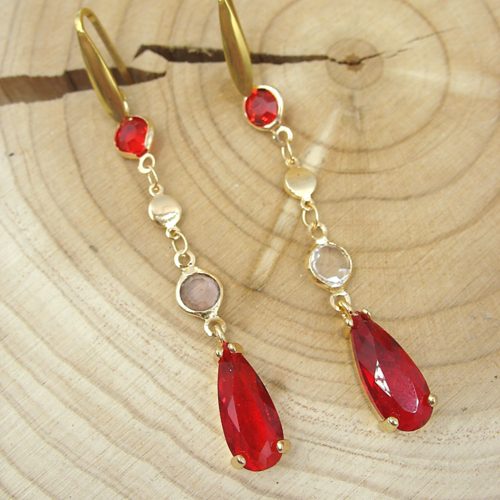 Boucles d'oreilles en verre transparent rouge et or