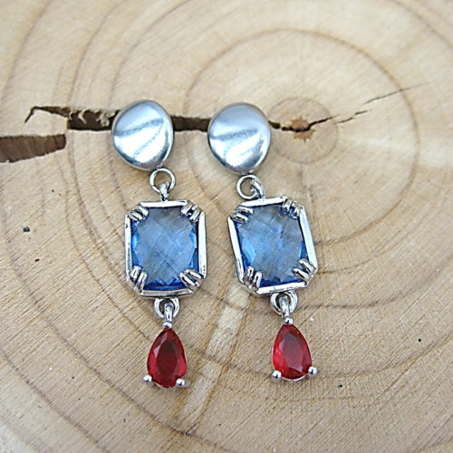 Boucles d'oreilles en verre transparent bleu et rouge