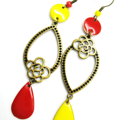 Boucles d'oreilles asymétriques bronze rouges et jaunes sur supports crochets bronze