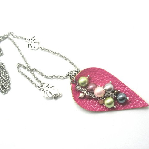 Sautoir feuille fuchsia et perles de coquillage sur chaine en acier inoxydable