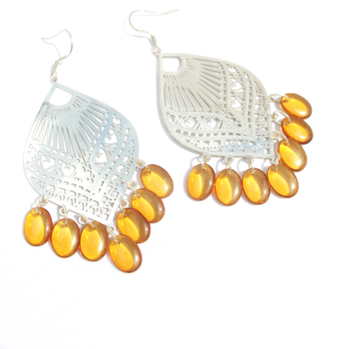 Boucles d'oreilles estampes argentées et gouttes de verre de couleur ambre sur crochets en acier inoxydable