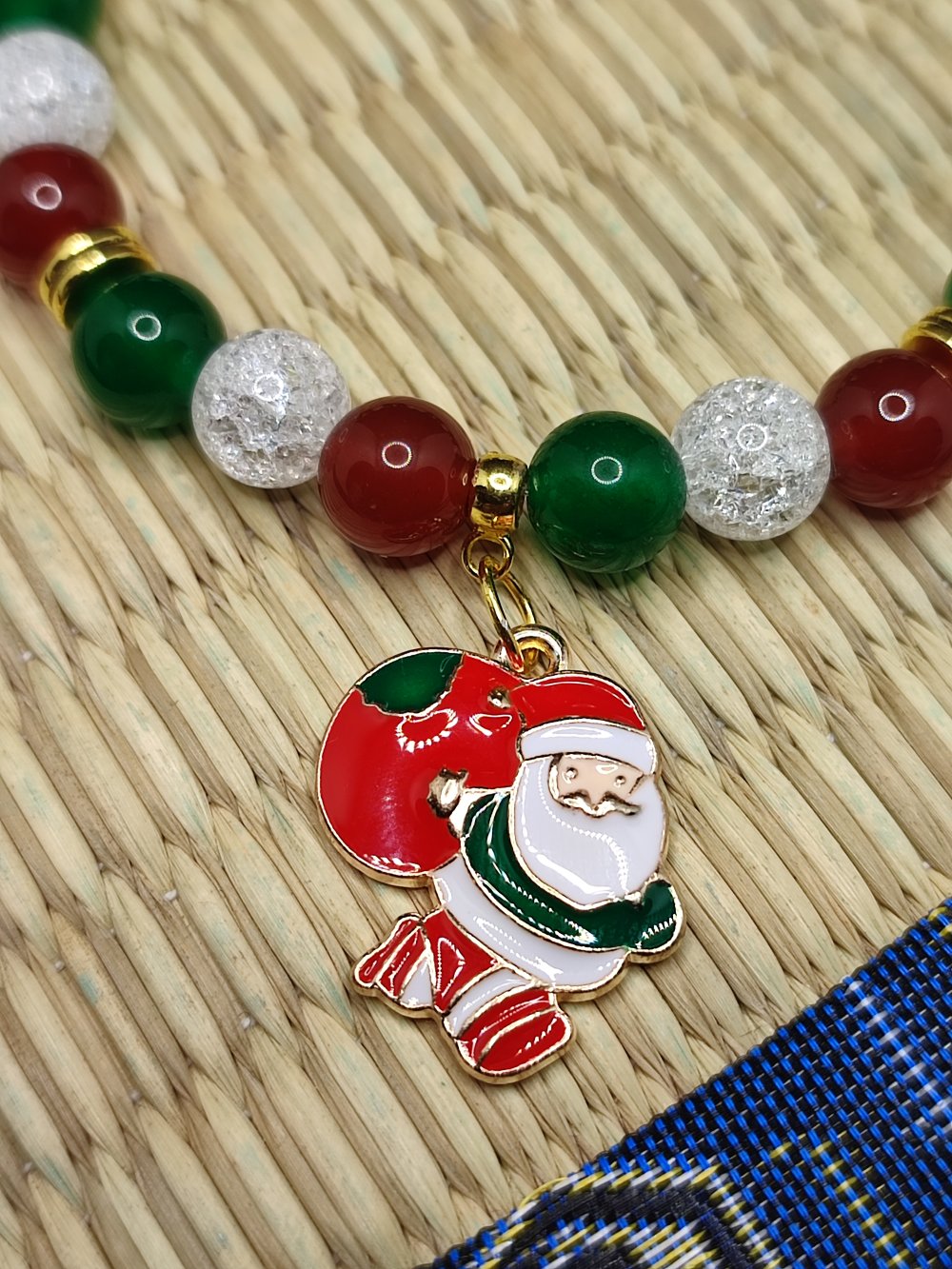 Bracelets de noël, cadeau, bracelets en jade verte, cornaline rouge et  cristal craquelé, modèle père noël - Un grand marché