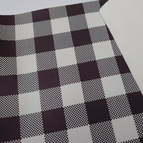 Coupon feuille tartan carré noir et blanc de simili cuir 21x14,5cm passe dans la plupart des machine à coudre